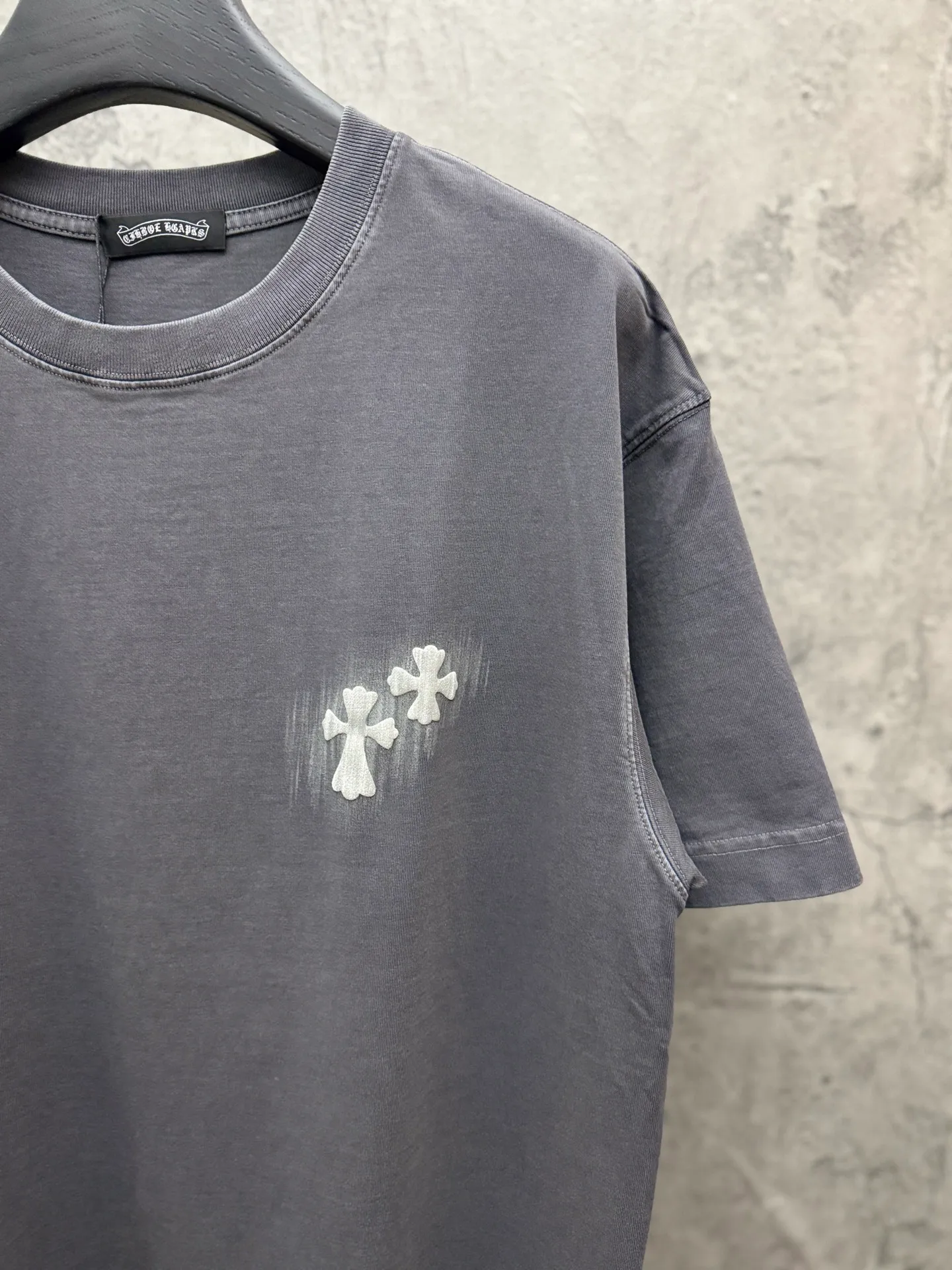 P190 top version, real shot without P, ​​different from market currency) 𝗖𝗵𝗿𝗼𝗺𝗲 𝗛𝗲𝗮𝗿𝘁𝘀/Croxin 2026 Spring New Original Single Counter American Laser Direct Injection Couple Short Sleeves 👑The highest version! Customized fabric 300g washed, best-selling model at the counter, very comfortable to wear. Accessories: original molded and authenticated collar label ➕ 100% silk wash label. Genuine purchase-grade original hangtag➕matching hanging rope➕3D hanging beads➕original packaging bag. Craftsmanship: The original version has consistent wiring! The highest version of the armhole matching technique! Color: White Black Gray Size: S M L XL Style Number: 26-2057